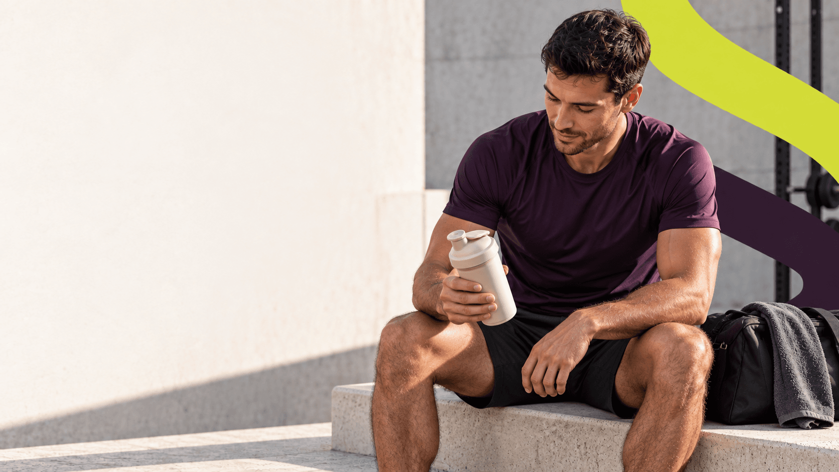 Hombre descansando después de entrenar con su shaker